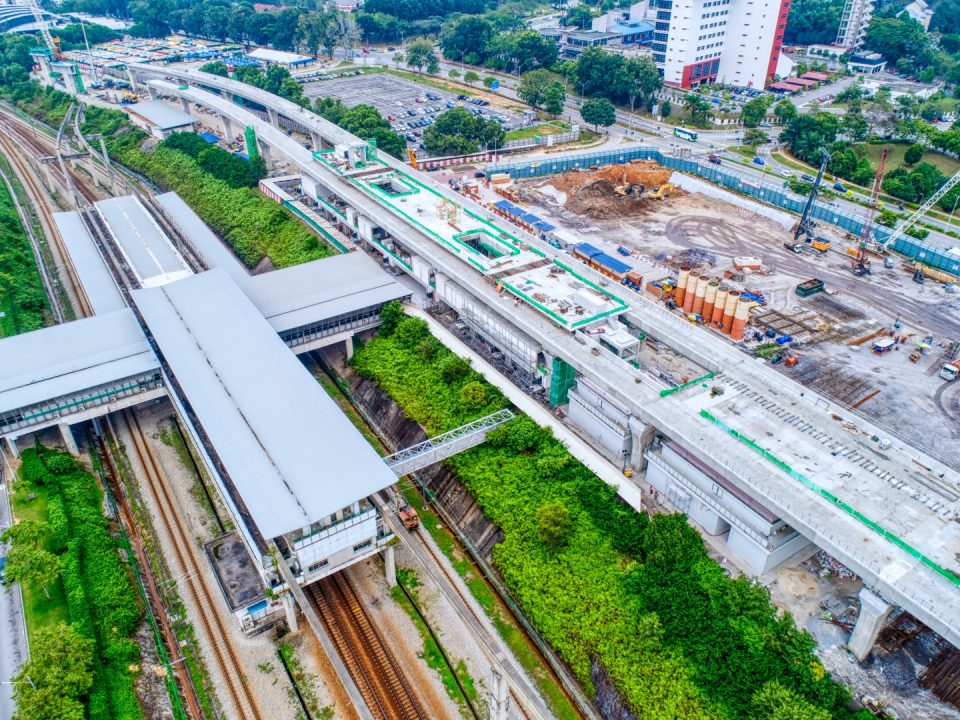 Pandangan udara kerja-kerja platform Stesen MRT Putrajaya Sentral sedang dijalankan.