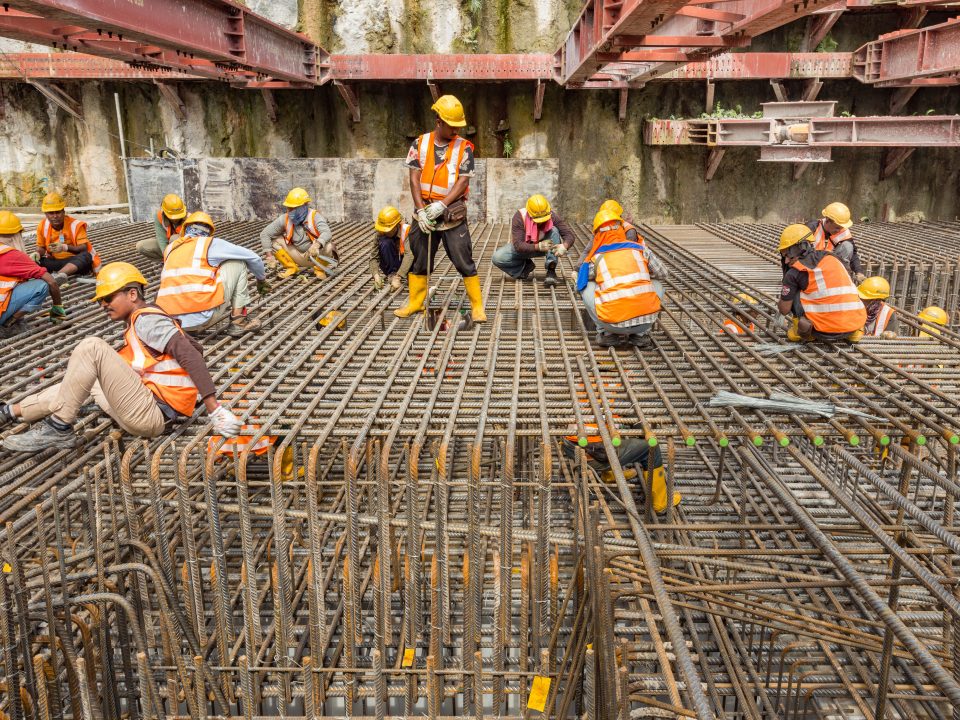 Kerja-kerja rebar untuk papak aras ruang legar sedang dijalankan di kekotak Stesen MRT Bandar Malaysia Utara.