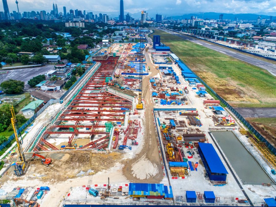 Pandangan udara tapak Stesen MRT Bandar Malaysia Selatan menunjukkan penggalian kekotak stesen sedang dijalankan.