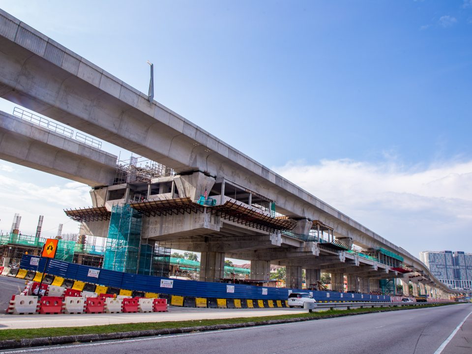 Pembinaan bilik-bilik stesen dan pemasangan penyusur tangan sedang dijalankan di tapak Stesen MRT Taman Equine.