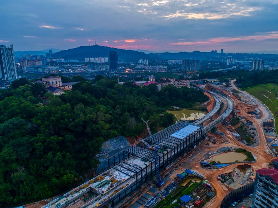 Pandangan udara tapak Stesen MRT Taman Naga Emas menunjukkan pemasangan struktur besi dan lapisan bumbung sedang dijalankan.