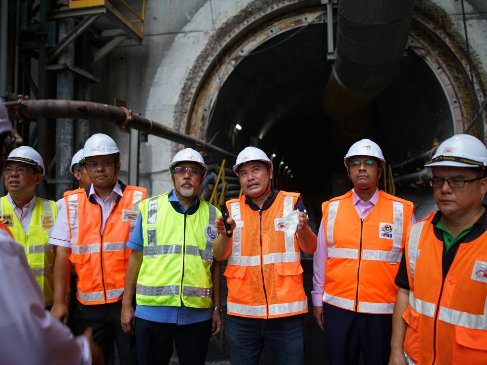 PANGKALAN STESEN: (empat dari kiri) Pengarah Projek MRT Laluan SSP Dato’ Amiruddin Ma’aris bersama-sama delegasi (dari kiri) Pengarah Eksekutif Lebuhraya Duta-Ulu Kelang (DUKE) 3 Tan Sri Datuk Seri Lim Keng Cheng, Ketua Setiausaha Kementerian Pengangkutan Datuk Isham bin Ishak, Ketua Setiausaha Kementerian Kerja Raya Dato’ Dr Syed Omar Sharifuddin Syed Ikhsan, Ketua Pegawai Informasi Agensi Pengangkutan Awam Darat Encik Azlan Shah Parames B. Albakri dan Pengurus Projek Kanan II Kerja Bawah Tanah Laluan SSP Encik Mohd Noor Sam Kasah.