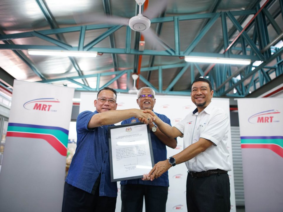 COMPLIANCE: For Malaysia Rapid Transit Corporation Sdn Bhd (MRT Corp) compliance with the Malaysian Standard on Temporary Construction Site Workers Amenities and Accommodation – Code of Practice (MS2593:2015),  Director General of Human Resource Department Dato’ Mohd Jeffrey  Joakim (left) presented  MRT Corp Chief Executive Officer Encik Abdul Yazid Kassim (right) with a Certificate of Compliance, witnessed by Deputy Minister of Human Resources, Dato’ Haji Mahfuz Omar