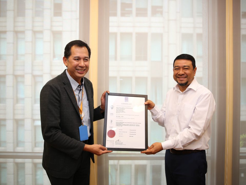 PENYERAHAN: Ketua Pegawai Eksekutif SIRIM QAS International Sdn Bhd Encik Mohd Azanuddin Saleh (kiri), menyampaikan sijil Sistem Pengurusan Alam Sekitar ISO 14001:2015 kepada Ketua Pegawai Eksekutif Malaysia Rapid Transit Corporation Sdn Bhd, Encik Abdul Yazid Kassim
