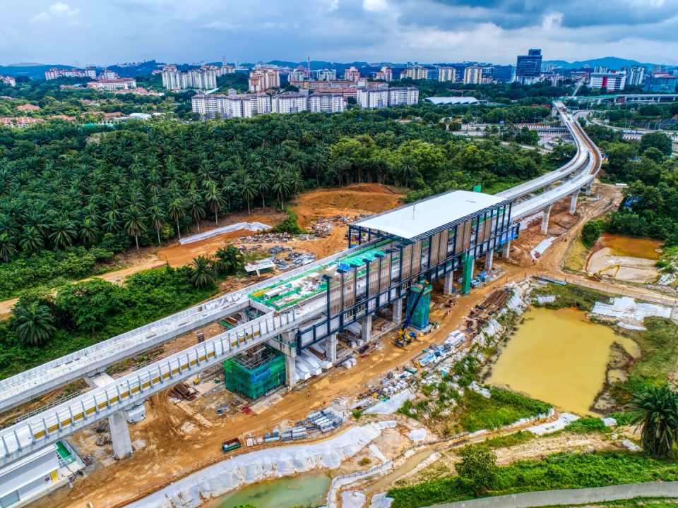 Pandangan udara kerja-kerja pemasangan kekuda bumbung sedang dijalankan di tapak Stesen MRT Cyberjaya City Centre.