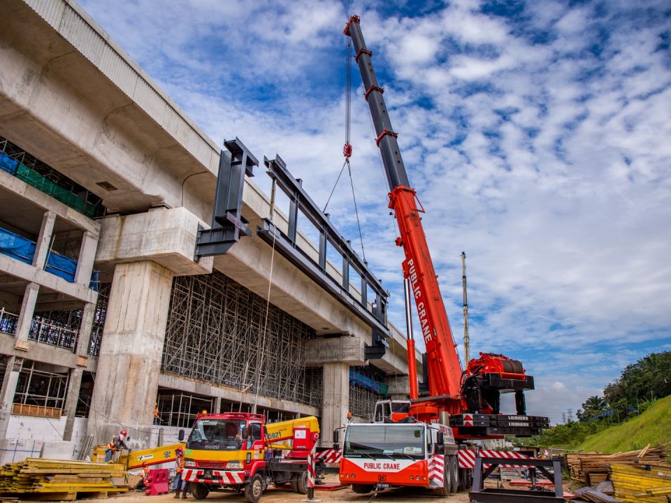 Sesangga dan pemasangan kekuda bumbung utama sedang dijalankan di tapak Stesen MRT Cyberjaya Utara.