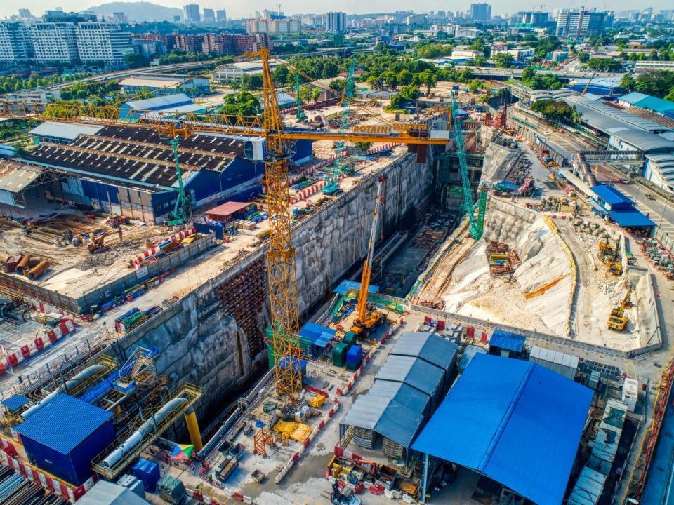 Pandangan udara tapak Stesen MRT Chan Sow Lin menunjukkan kerja-kerja tetulang untuk kekotak stesen rancak dijalankan.