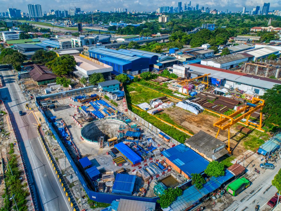 Pandangan udara tapak Syaf Penyelenggaraan 3 menunjukkan kerja-kerja tetulang sedang dijalankan.