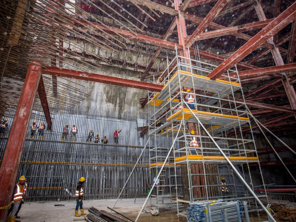 Pandangan pembinaan tiang dan dinding perimeter Pintu B Stesen MRT Conlay.