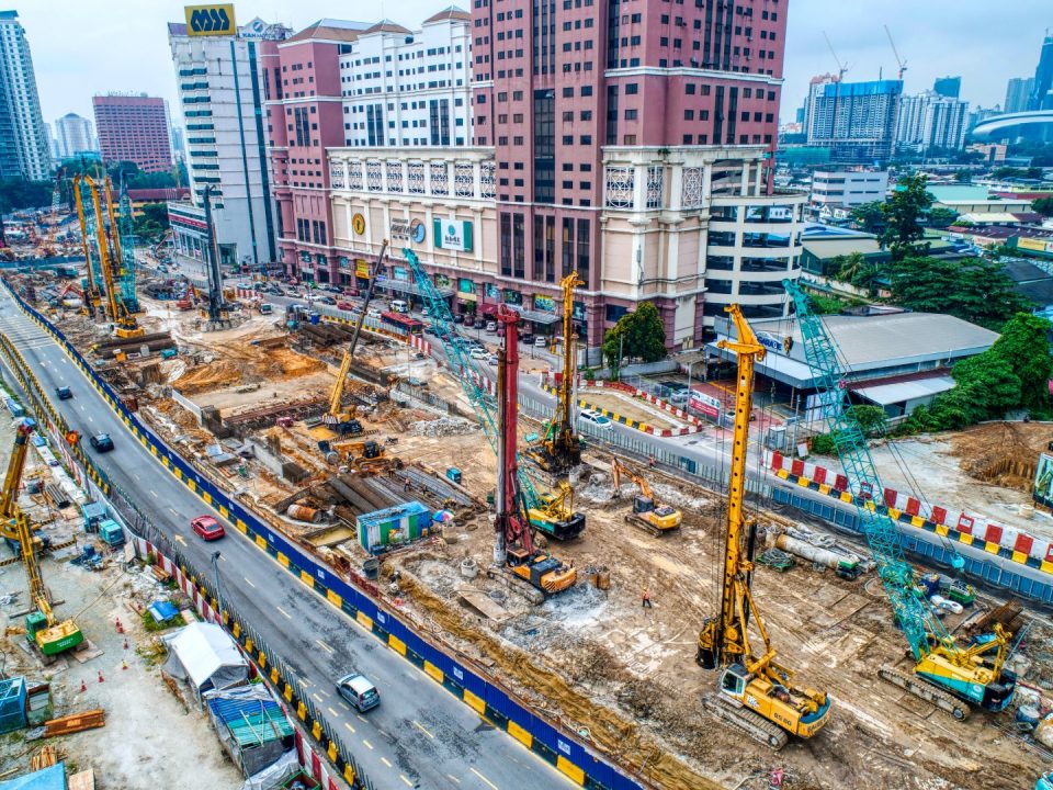 Kerja-kerja cerucuk gerek sekan dan rasuk portal sedang dijalankan di Stesen MRT Jalan Ipoh.