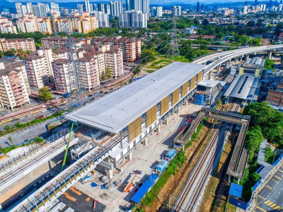 ‘Bullnose’ untuk kerja-kerja bumbung sedang dijalankan di Stesen MRT Kampung Batu.