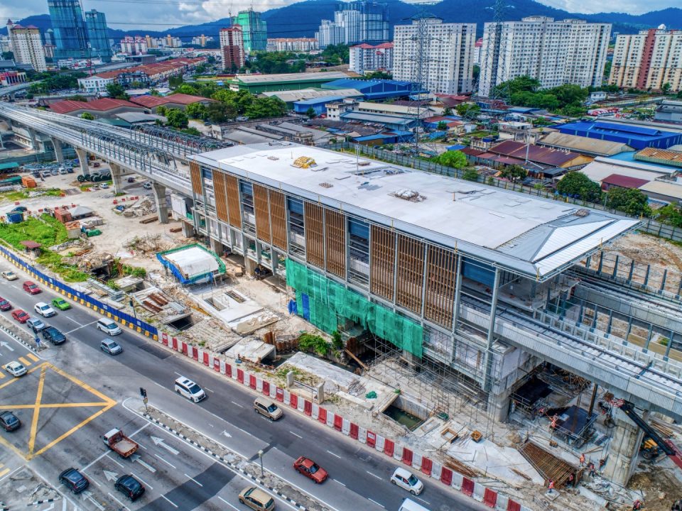 Pemasangan struktur dan perlindungan bumbung sudah siap 60%. Kerja-kerja luaran seperti dinding penahan, kerja-kerja jalan dan kerja-kerja saliran sedang dijalankan di Stesen MRT Jinjang.