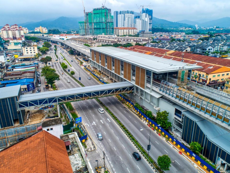 Pandangan udara Stesen MRT Kepong Baru menunjukkan kerja-kerja luaran seperti dinding penahan dan kerja-kerja saliran sedang dijalankan.
