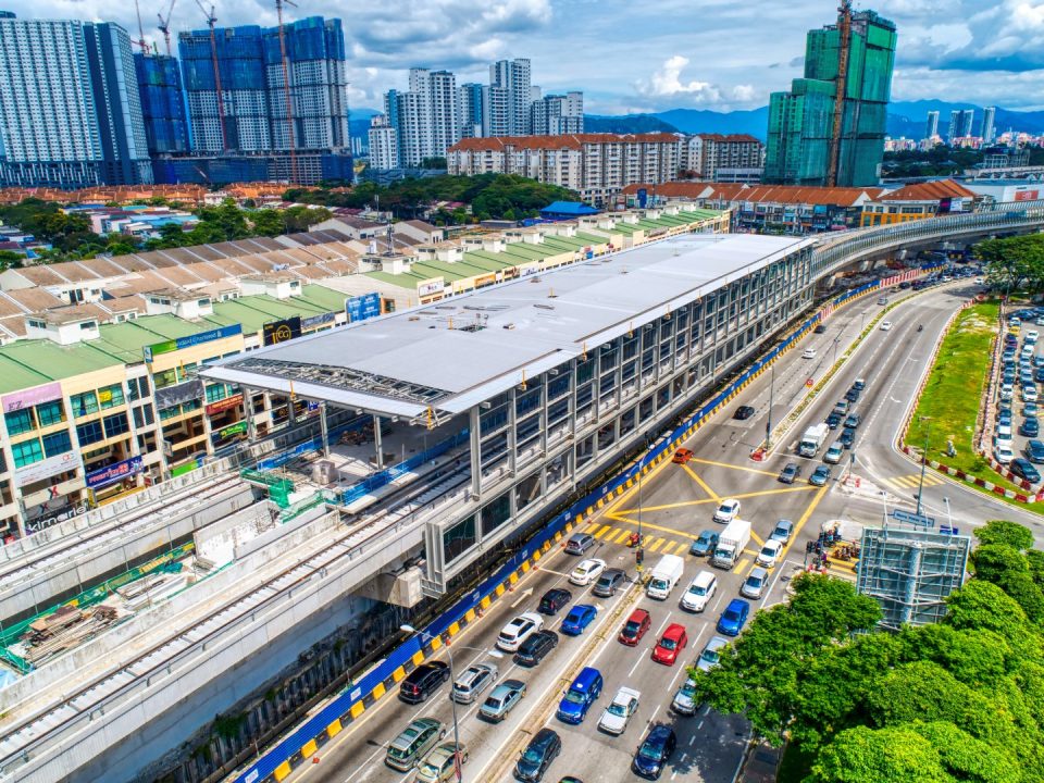 Pemasangan struktur dan perlindungan bumbung sudah 85% siap. Kerja-kerja luaran stesen seperti dinding penahan dan kerja-kerja saliran sedang dijalankan di Stesen MRT Metro Prima.