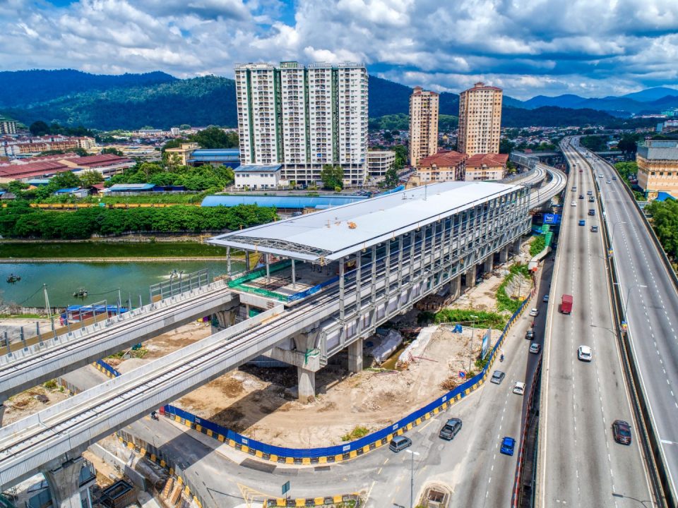 Pemasangan struktur dan perlindungan bumbung sudah siap 75%. Kerja-kerja luaran seperti dinding penahan, kerja-kerja jalan dan kerja-kerja saliran sedang dijalankan di Stesen MRT Sri Damansara Timur.