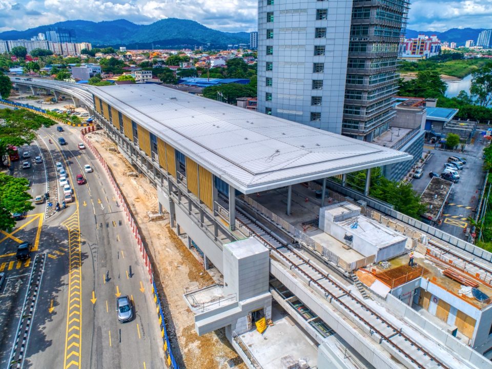 Bullnose’ untuk kerja-kerja bumbung sedang dijalankan di Stesen MRT Sri Delima.