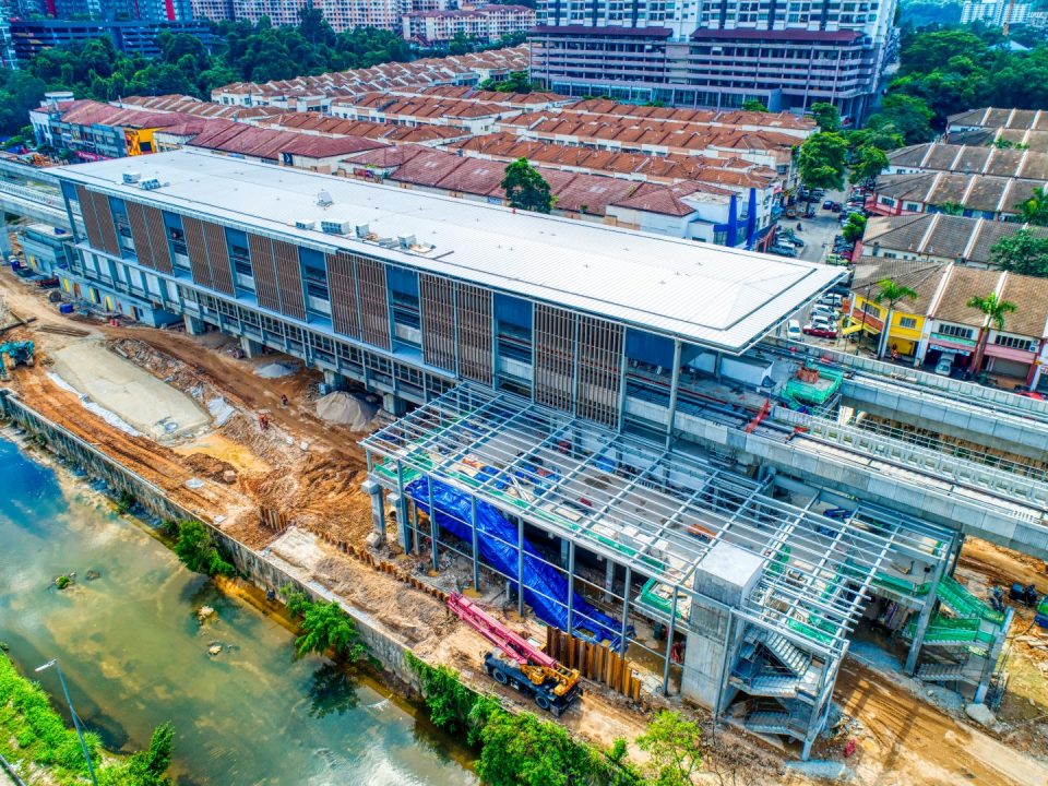Pengurungan kabel mekanikal dan elektrikal di Pintu A dan B sedang dijalankan di tapak Stesen MRT Damansara Damai.