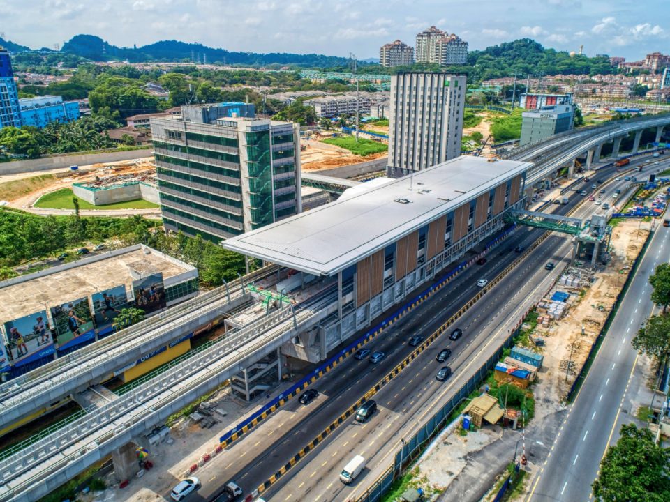 Pemasangan struktur besi sedang dijalankan di Pintu A dan B dan pengurungan kabel mekanikal dan elektrikal di Kekuda 1 Stesen MRT Sri Damansara Barat