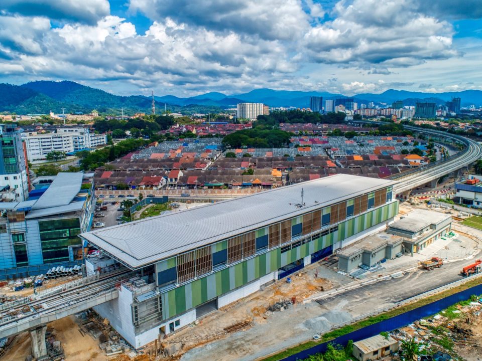 Pemasangan dinding permukaan berkembar dan kaca lif sedang dijalankan di Stesen MRT Sri Damansara Sentral.