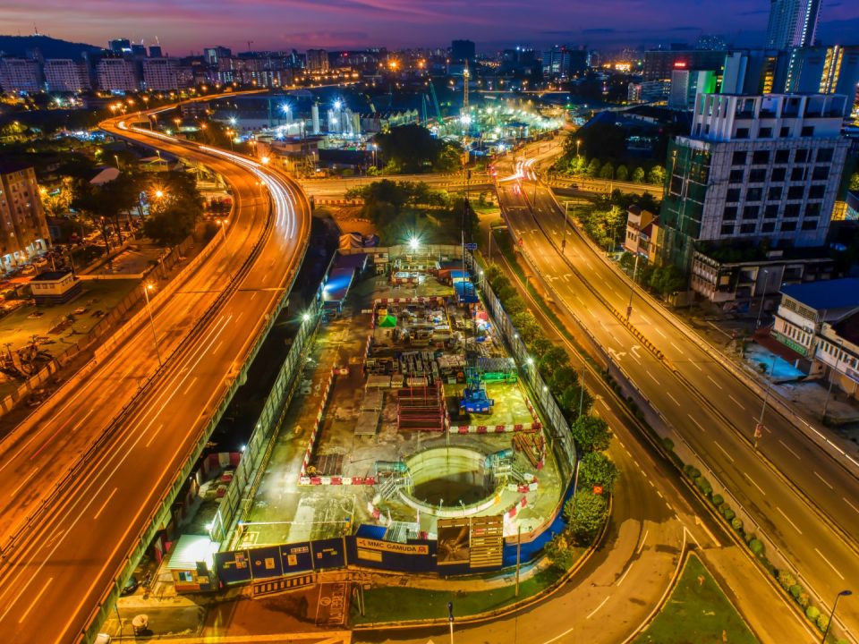 Pandangan udara Syaf Kecemasan 3 pada waktu malam.