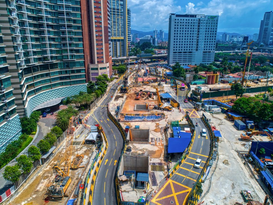 Pandangan keseluruhan kerja-kerja pembinaan rancak dijalankan di Stesen MRT Raja Uda, berhadapan dengan Setia Sky Residence.