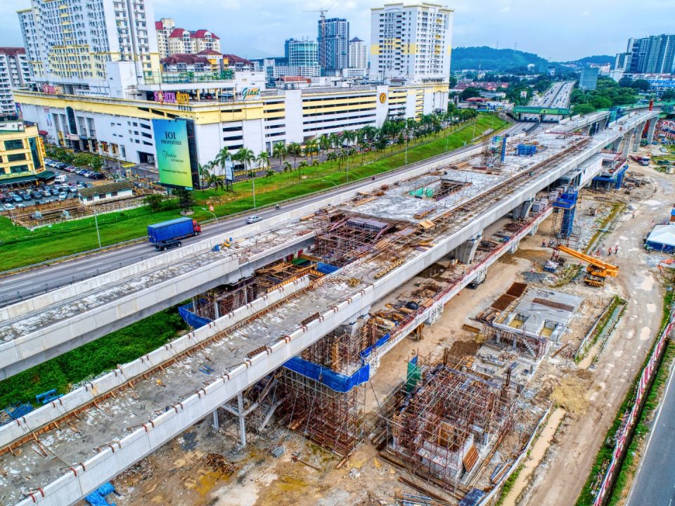 Pandangan udara Stesen MRT Serdang Raya Selatan menunjukkan kerja-kerja stesen sedang dijalankan.