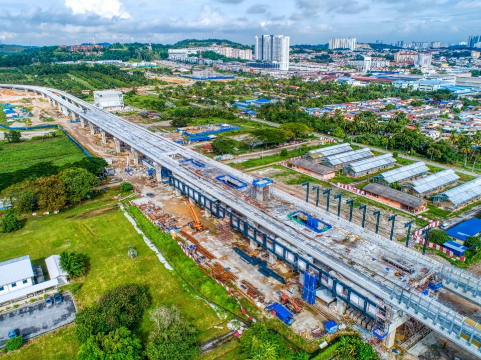 Pandangan tapak Stesen MRT UPM menunjukkan kerja-kerja seni bina dan pemasangan kekuda bumbung sedang dijalankan.