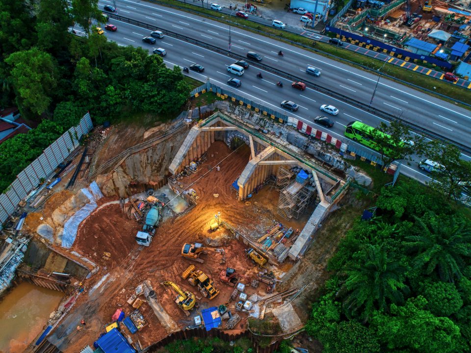 Pandangan laluan bawah berhampiran Lebuhraya KL-Seremban. Kerja-kerja terowong mikro sedang dijalankan di bahagian selatan manakala kerja-kerja penggalian pula di bahagian utara.