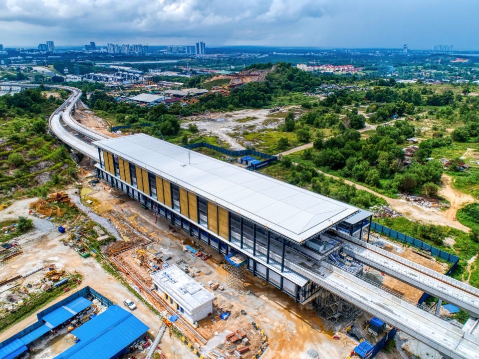 Pemasangan trelis fakad luaran sedang dijalankan di Stesen MRT 16 Sierra.