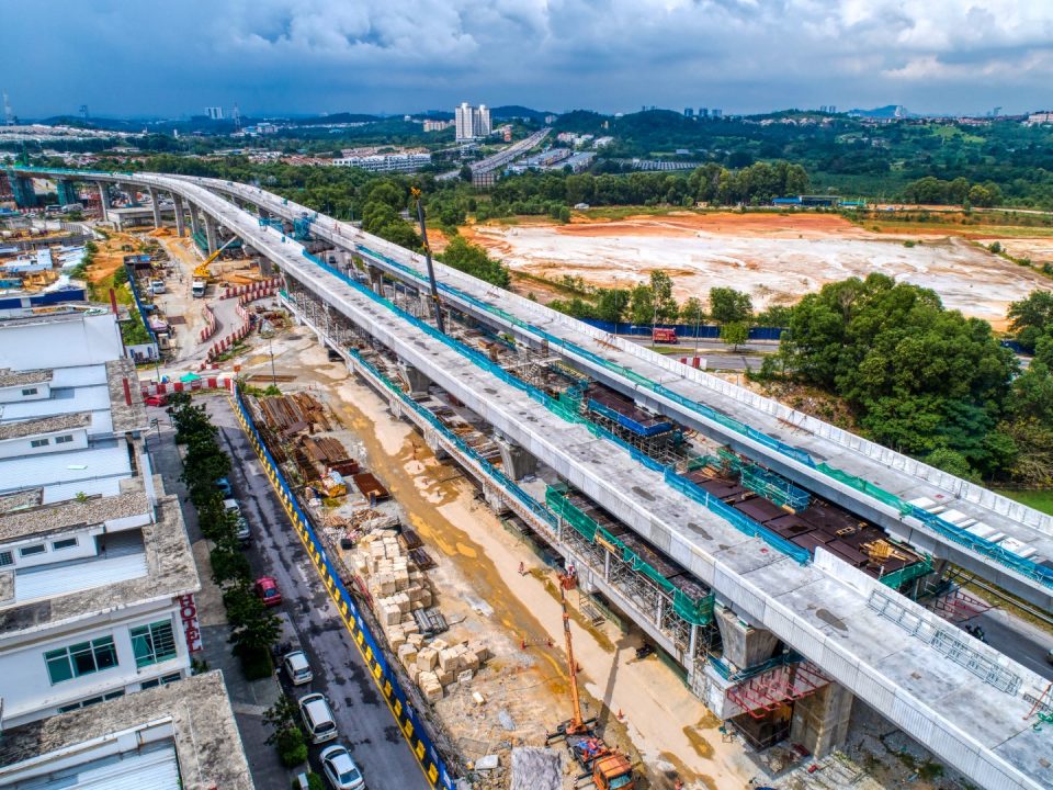 Persediaan untuk pemasangan parapet sedang dijalankan di Stesen MRT Putra Permai.