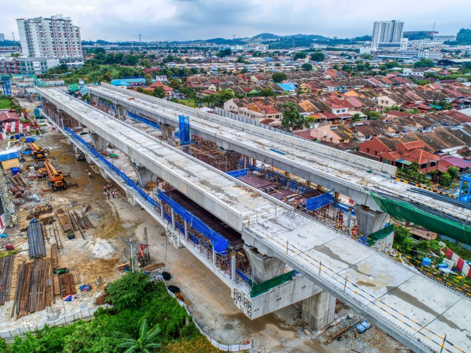 Pandagan udara Stesen MRT Serdang Jaya menunjukkan papak-papak konkrit tetulang untuk bilik-bilik sistem dan bukan sistem sedang dijalankan.