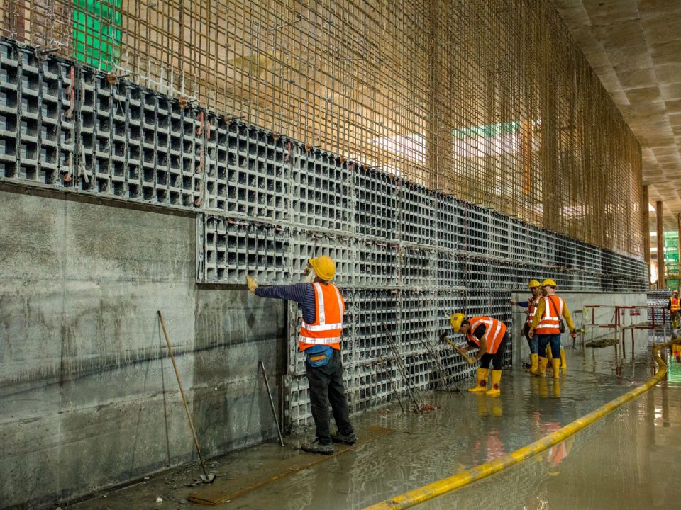 Penyingkiran kerja acuan dinding tetulang sedang dijalankan di tapak Stesen MRT Bandar Malaysia Selatan.