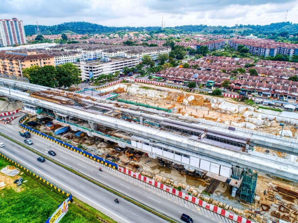 Pandangan udara Stesen MRT Taman Equine menunjukkan kerja-kerja landasan sedang dijalankan.