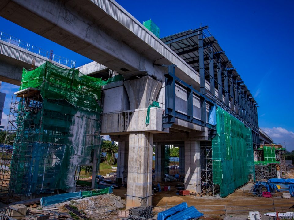 Kerja-kerja bumbung sedang dijalankan di tapak Stesen MRT Cyberjaya City Centre.