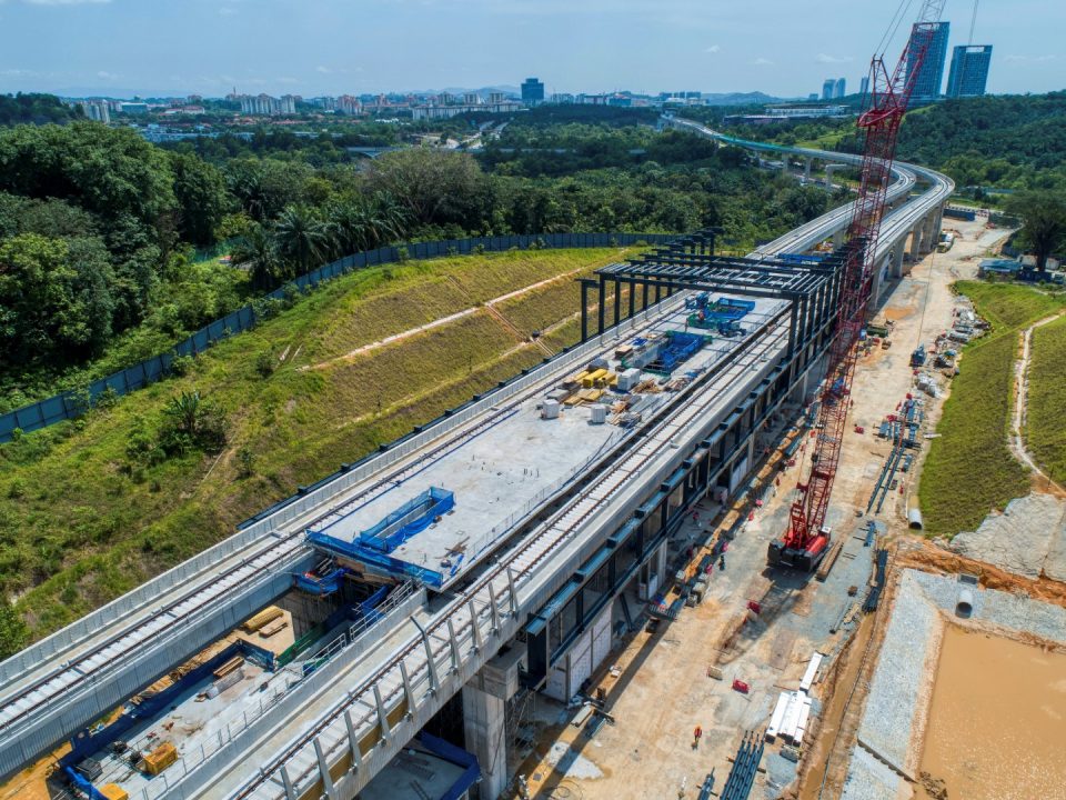 Pandangan udara tapak Stesen MRT Cyberjaya Utara menunjukkan papak aras platform sudah siap dan kerja-kerja tuangan sedang dijalankan.