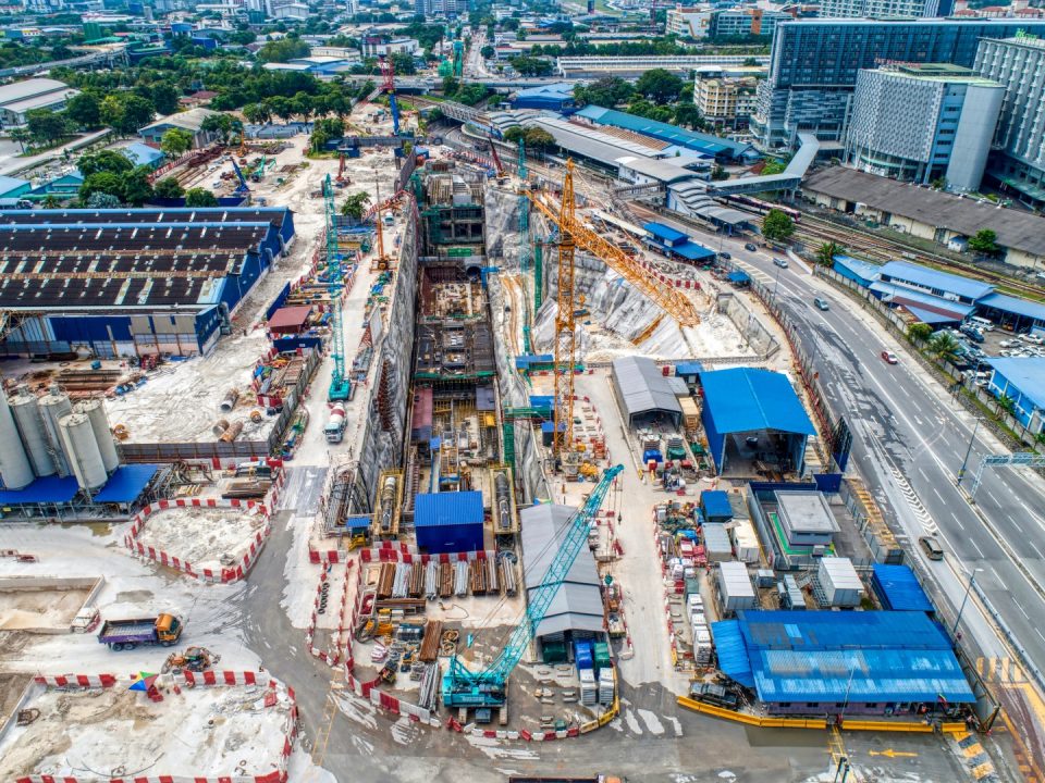 Pandangan keseluruhan tapak Stesen MRT Chan Sow Lin dengan kemajuan pada 66%.