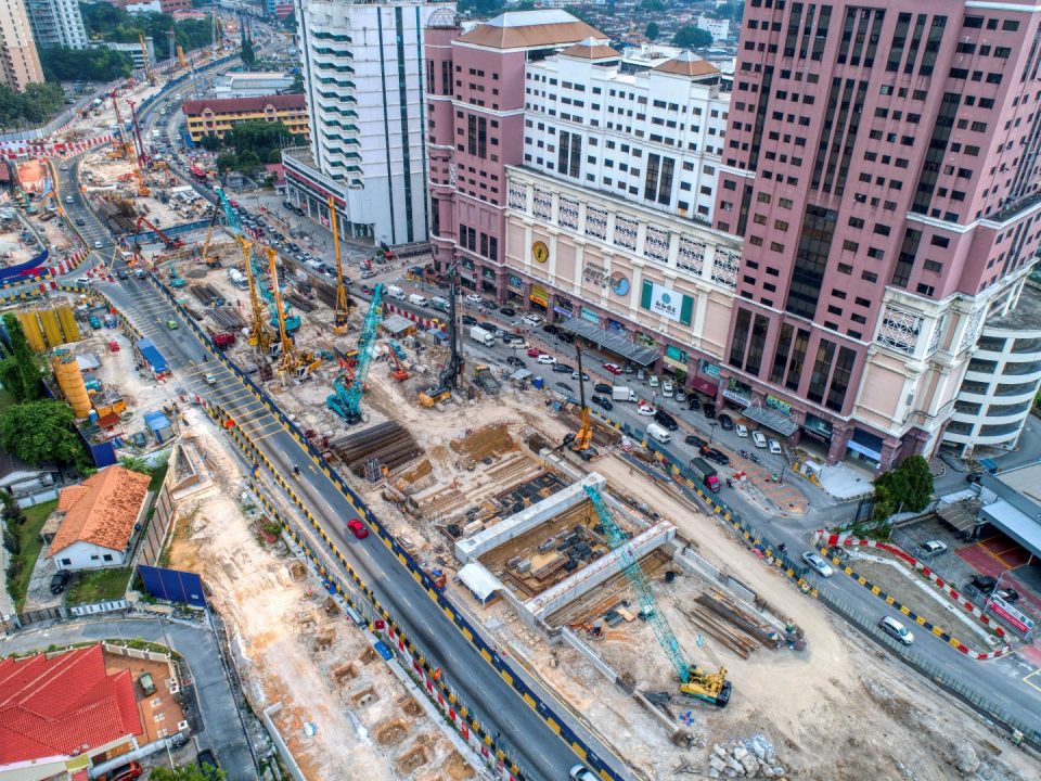 Pandangan udara tapak Stesen MRT Jalan Ipoh menunjukkan rasuk portal dan kerja-kerja cerucuk gerek sekan sedang dijalankan.