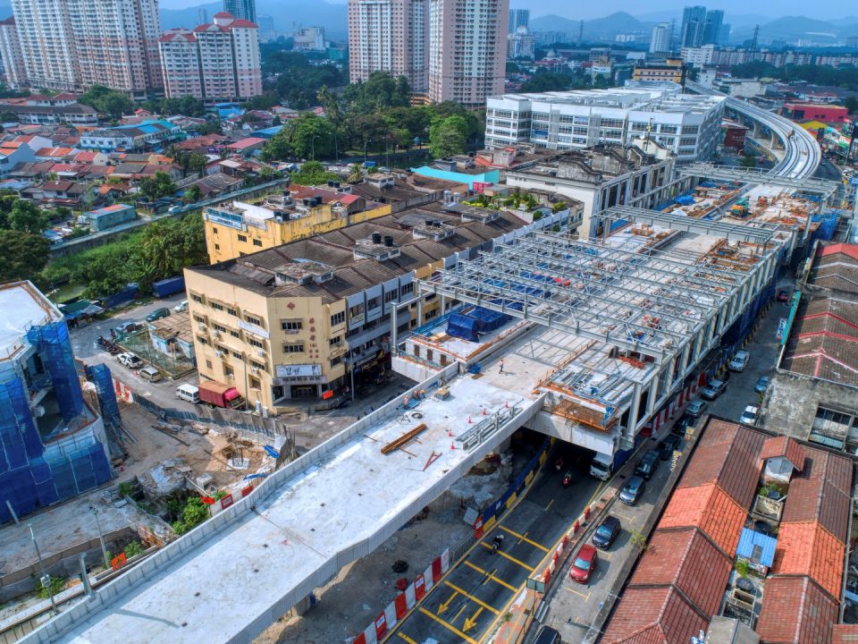 Pandangan udara tapak Stesen MRT Kentonmen menunjukkan kerja-kerja struktur besi sedang dijalankan.