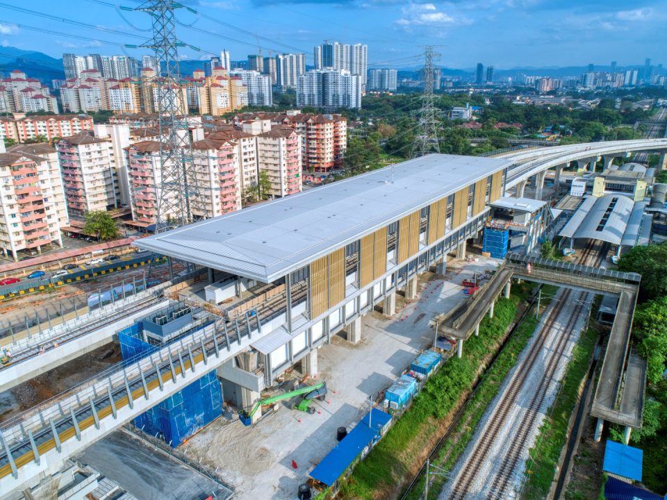 Pandangan udara Stesen MRT Kampung Baru menunjukkan kerja-kerja yang sedang dijalankan untuk penjubinan, kabel kekotak bunyi dan pemasangan rel.