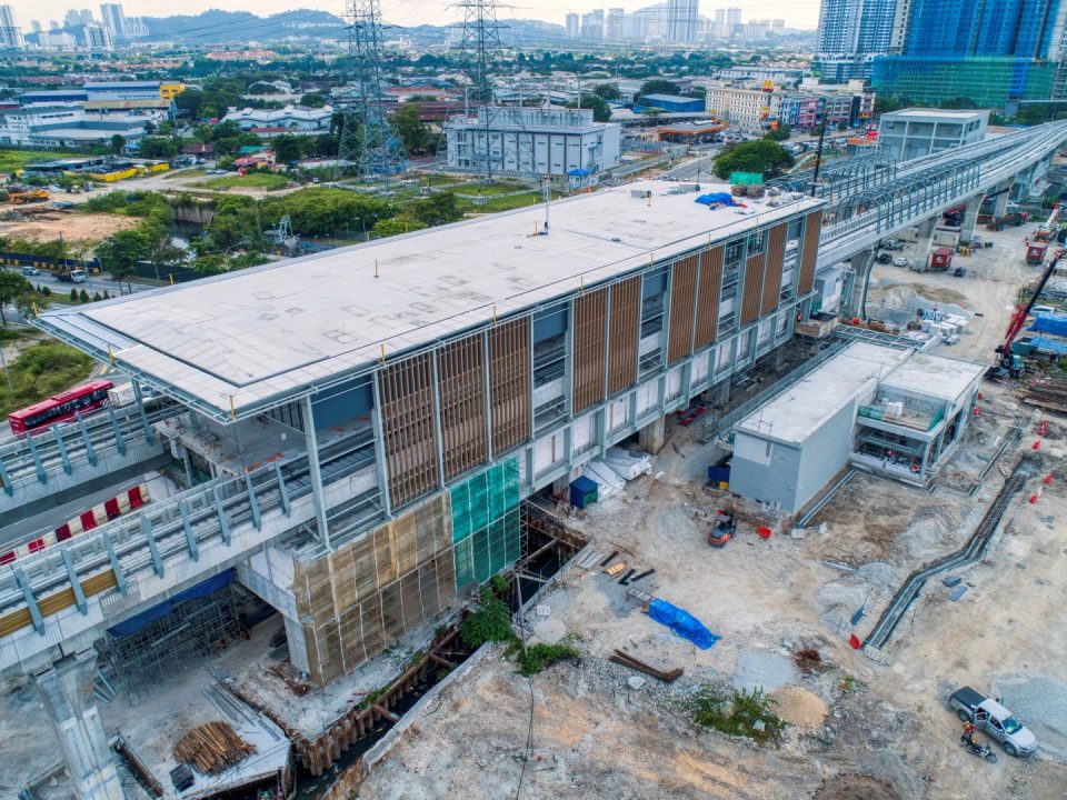 Pandangan udara tapak Stesen MRT Jinjang menunjukkan kerja-kerja melapik bumbung, fakad dan pemasangan kekotak bunyi sedang dijalankan.