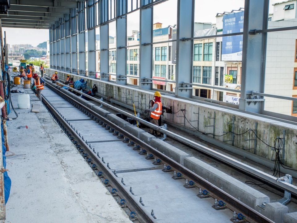 Pemasangan kuasa rel sedang dijalankan di Stesen MRT Metro Prima.