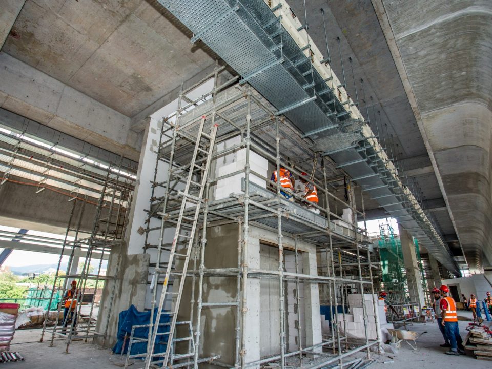 Dinding tembok untuk tetingkat sedang dijalankan untuk aras ruang legar Stesen MRT Sri Damansara Timur.