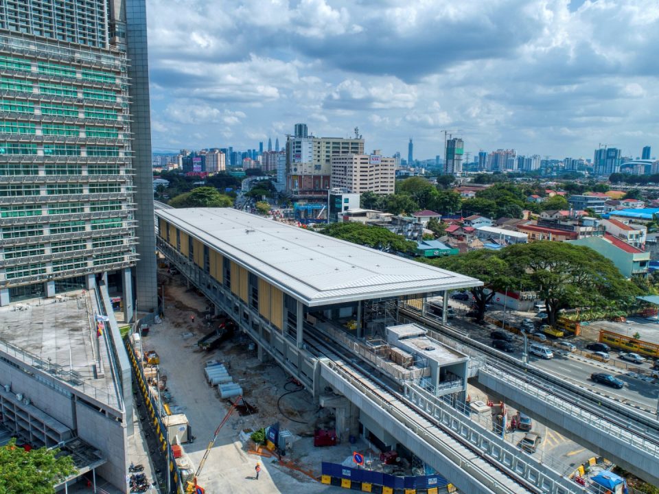 Pandangan udara tapak Stesen MRT Sri Delima menunjukkan kerja-kerja penjubinan dan kabel kekotak bunyi sedang dijalankan.