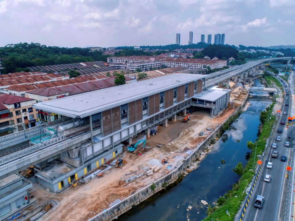 Pandangan udara tapak Stesen MRT Damansara Damai menunjukkan kerja-kerja seni bina dan bumbung sedang dijalankan.