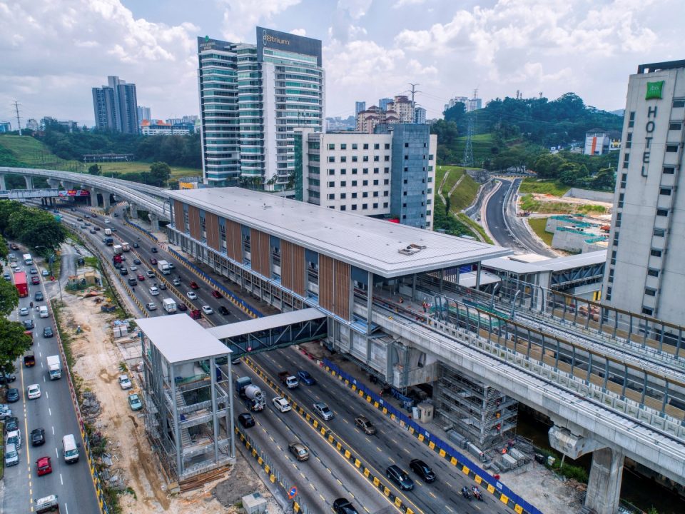Pandangan udara tapak Stesen MRT Sri Damansara Barat menunjukkan kerja-kerja seni bina dan kalis tiris bumbung sedang dijalankan.