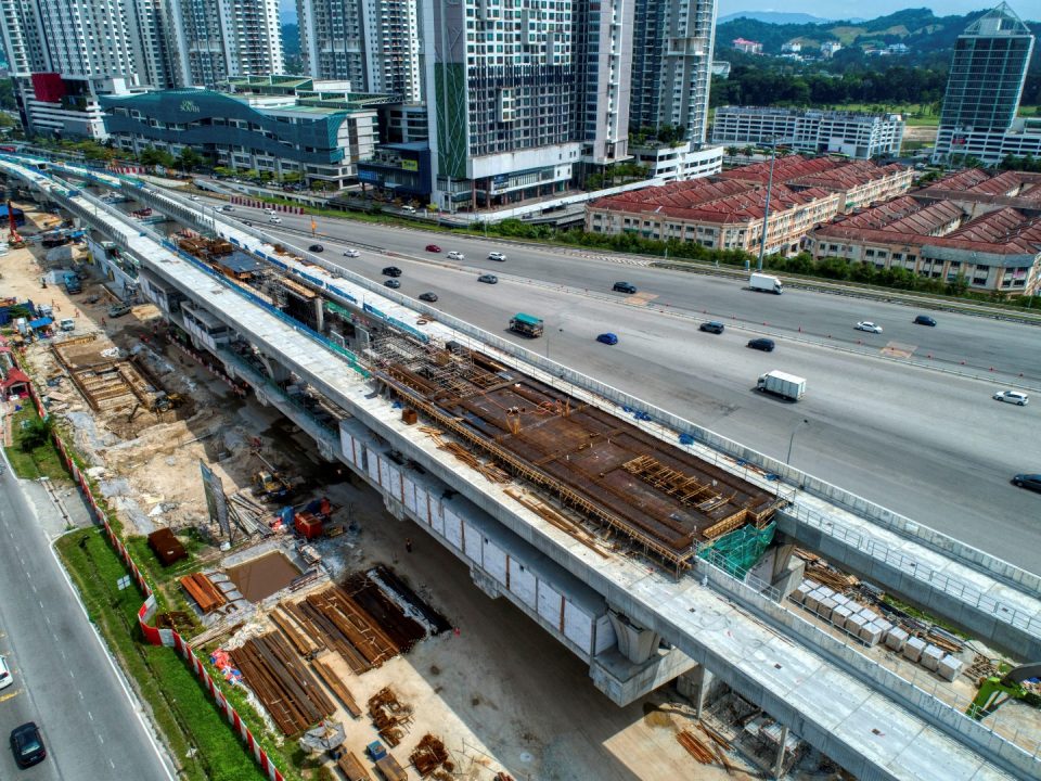 Pandangan udara pemasangan penggantung kabel sedang dijalankan di Stesen MRT Serdang Raya Utara.