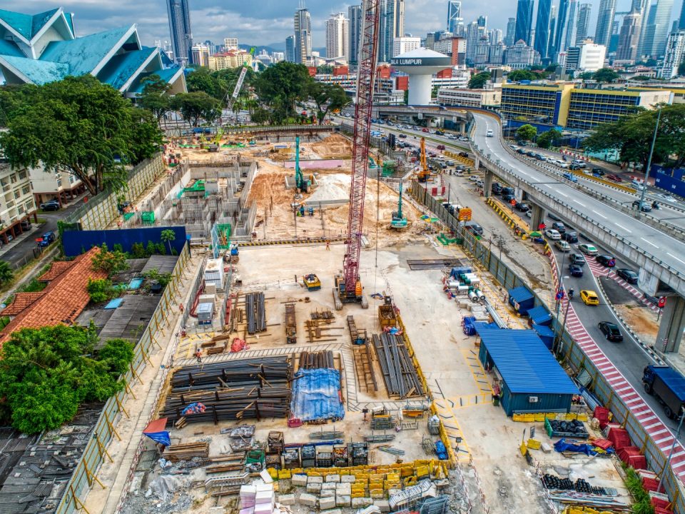 Pandangan udara tapak Stesen MRT Hospital Kuala Lumpur menunjukkan kerja-kerja konkrit tetulang papak bilik jentera di kekotak stesen.