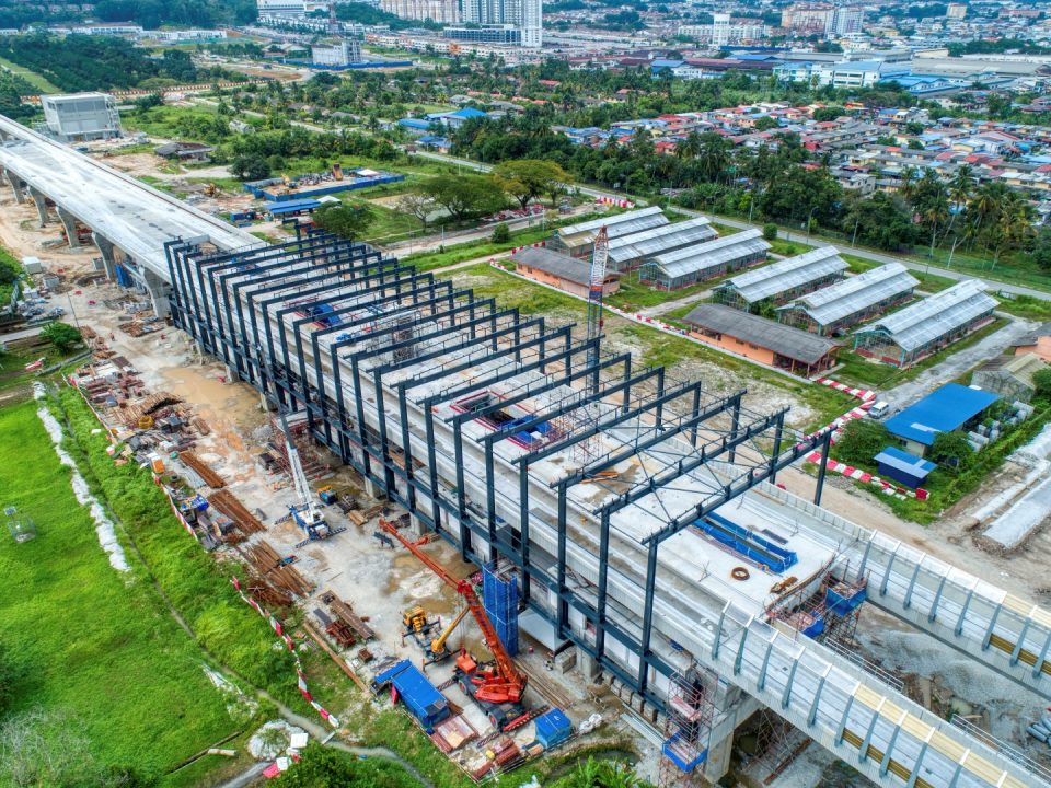 Pandangan tapak Stesen MRT UPM menunjukkan kerja-kerja bumbung sedang dijalankan.