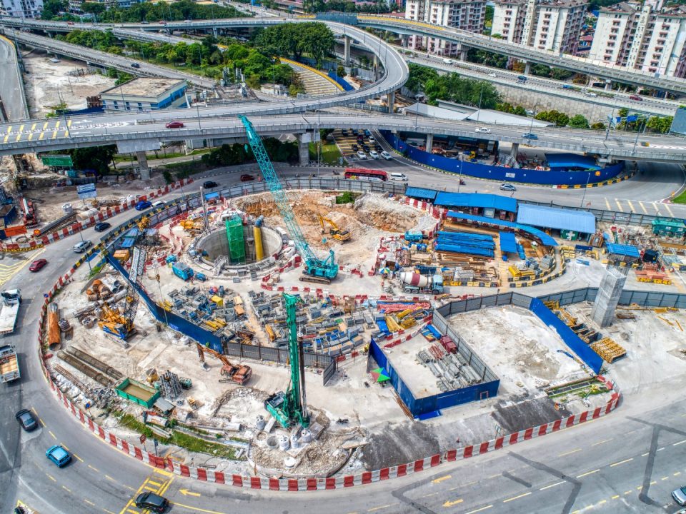 Penyelenggaraan 2 menunjukkan bermulanya pembinaan penubuhan struktur atas tanah syaf.