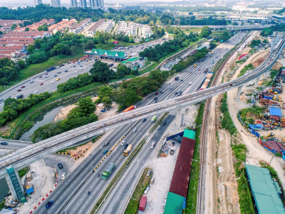 Pandangan udara kerja-kerja landasan sedang dijalankan di jajaran berhampiran tanjakan ke Tol Sungai Buloh